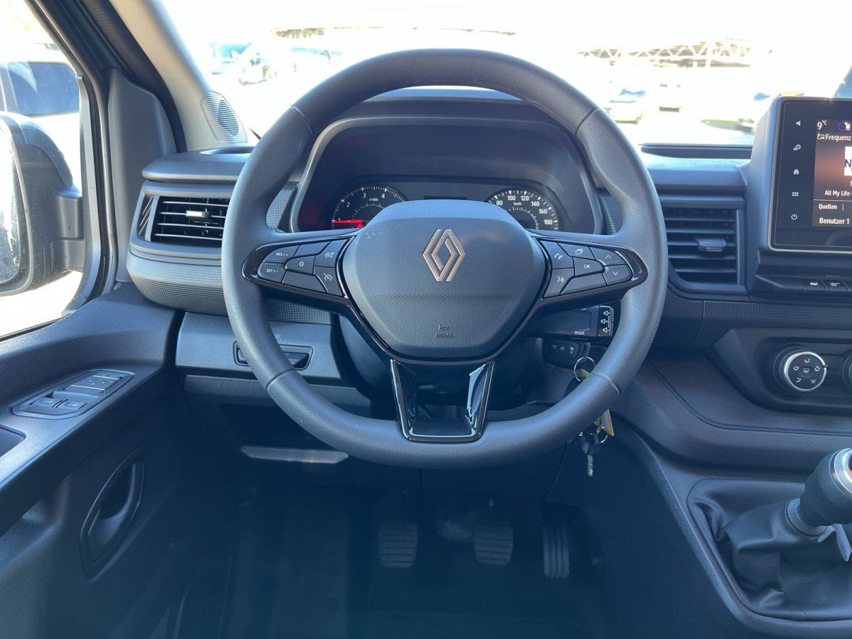Renault Armaturenbrett mit Multifunktionslenkrad und digitalem Display im Fahrzeug Innenraum