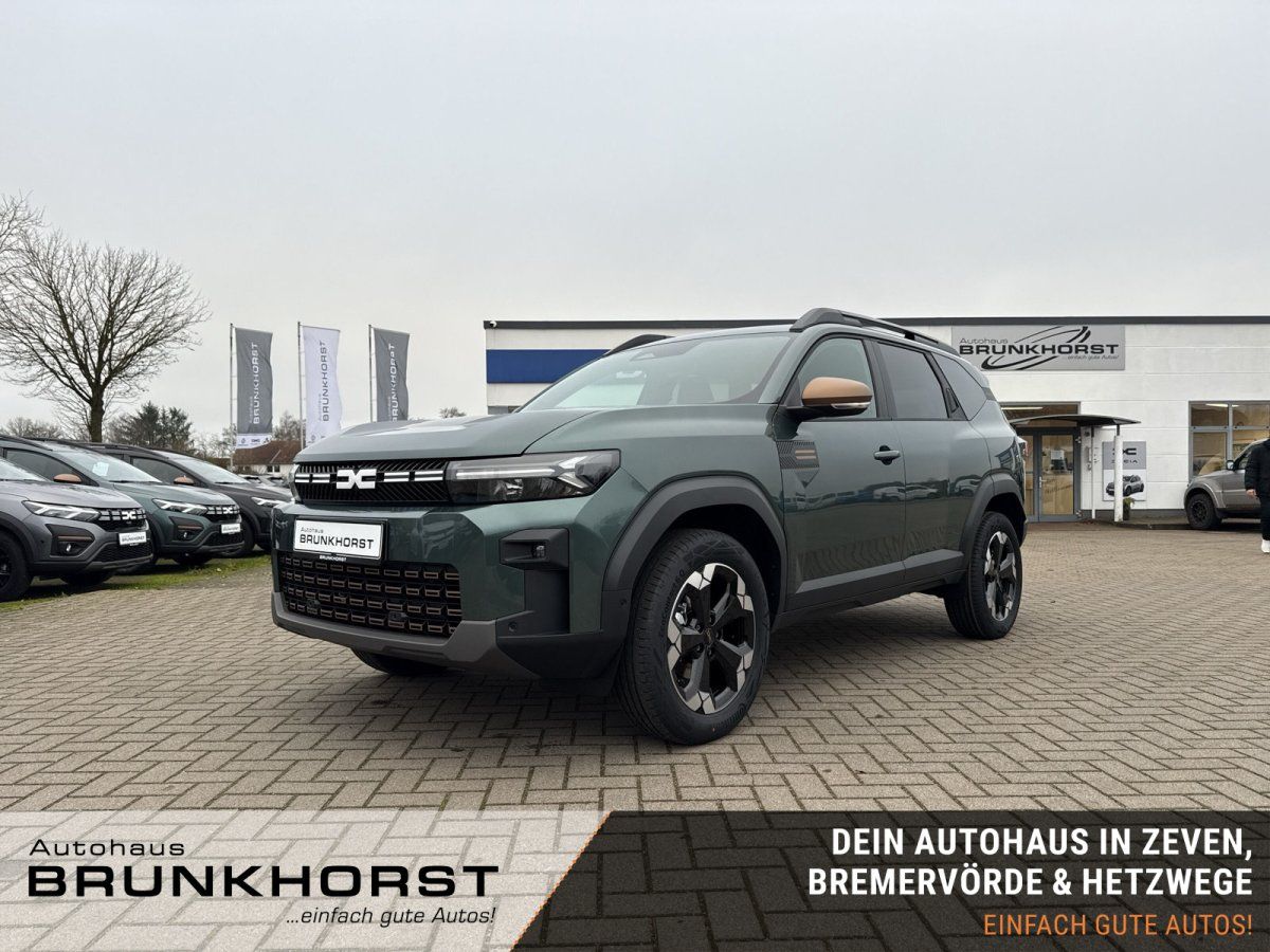 Dacia Duster SUV in Grün im Autohaus Showroom – Frontansicht schräg