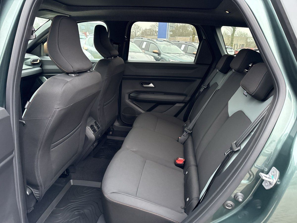 Schwarzes Leder-Interieur eines modernen SUV – Rücksitzbank mit Sicherheitsgurten im Autohaus