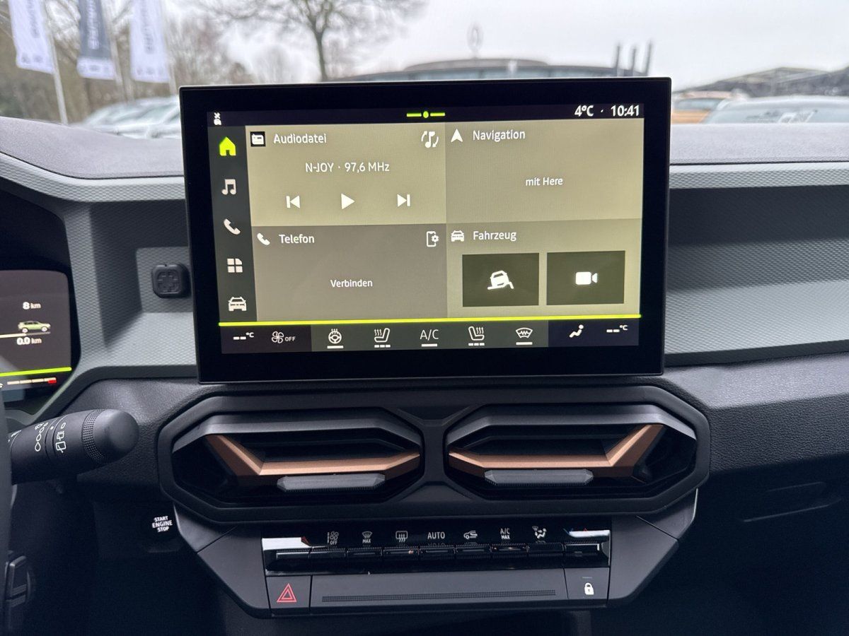 Fahrzeug-Innenraum mit Touchscreen-Display und Klimabedienfeld im Autohaus