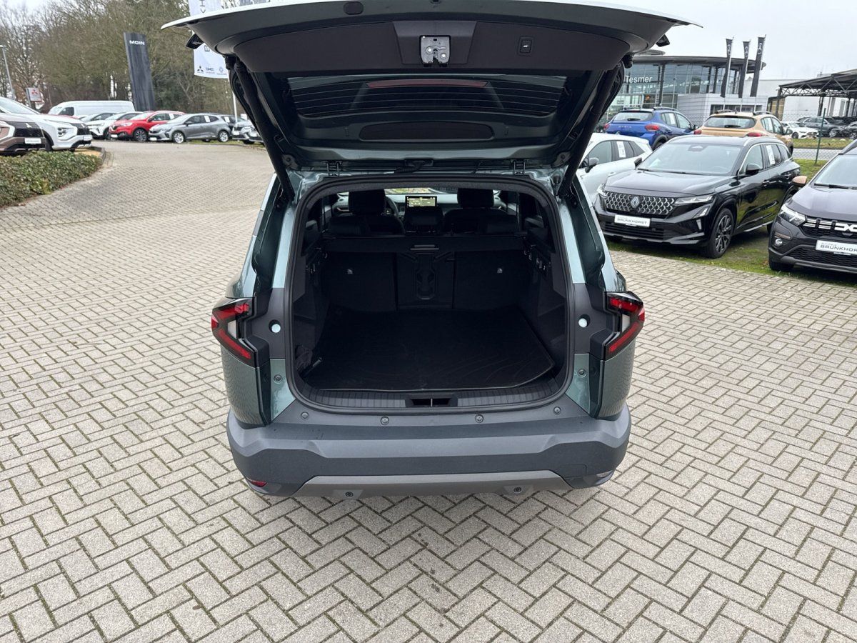 SUV Kofferraum geöffnet im Autohaus – Laderaum eines grauen Kompakt-SUV von hinten