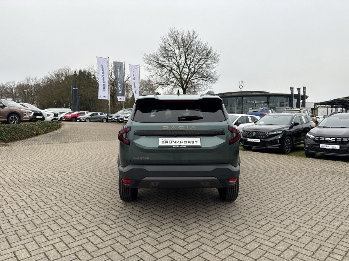 Dacia Bigster SUV Heckansicht in Grün im Autohaus Brunkhorst Showroom