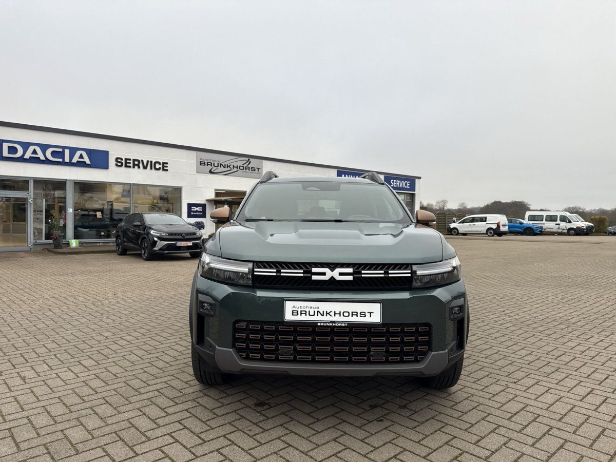 Dacia Duster SUV in Dunkelgrün Frontansicht im Autohaus Brunkhorst Showroom