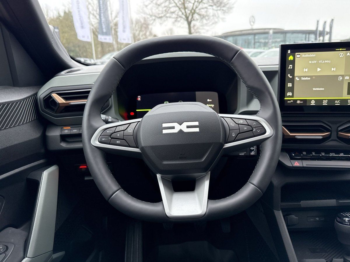 Dacia Innenraum mit Lenkrad und digitalem Cockpit – modernes Fahrzeuginterieur