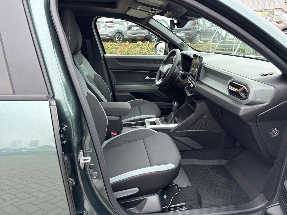 Innenraum eines modernen SUV mit schwarzen Sportsitzen und grünen Akzenten im Autohaus