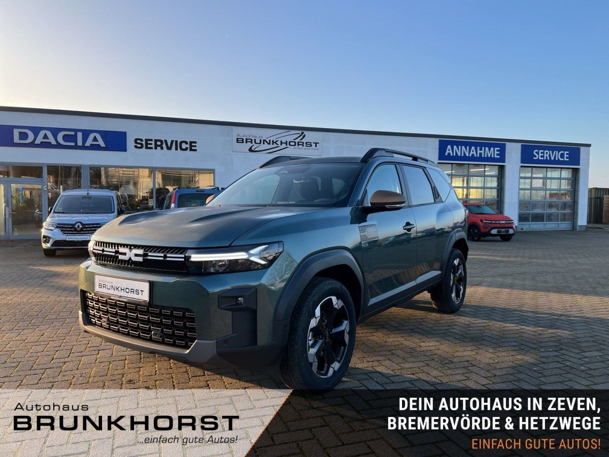 Neuer Dacia Duster in Grün im Autohaus Showroom mit schwarzen Felgen und Dachreling
