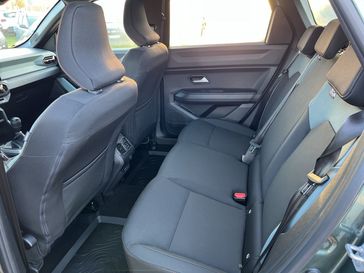 Rücksitzbank und Innenraum eines Fahrzeugs mit dunklen Stoffsitzen im Autohaus Showroom