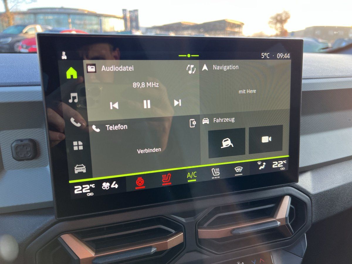 Infotainment-Touchscreen im Fahrzeug mit Navigation, Audiodatei und Telefon-Funktionen