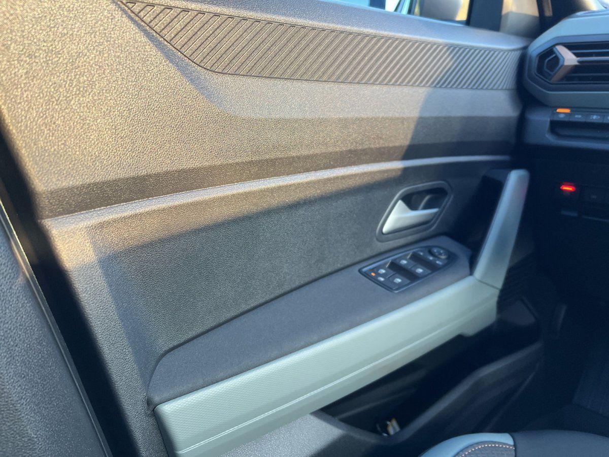 Geöffnete Fahrertür mit Innenverkleidung eines Fahrzeugs im Autohaus-Showroom