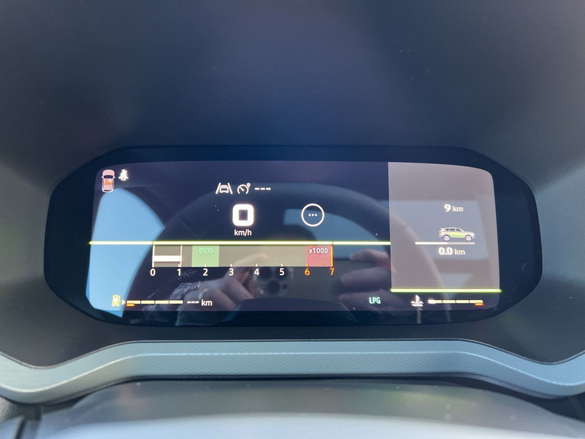 Digitales Cockpit-Display eines Kia mit LPG-Anzeige, Tachometer und Eco-Modus im Autohaus