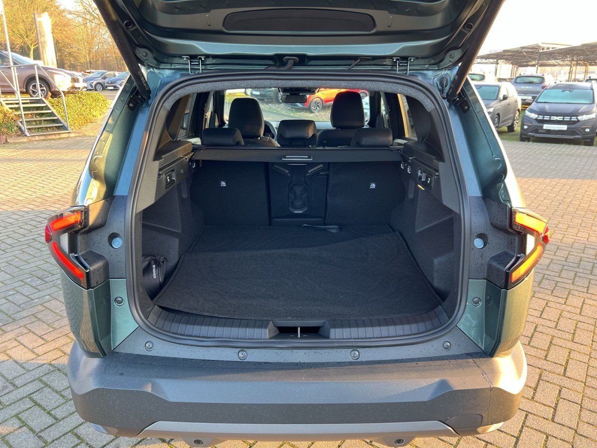 Kofferraum eines Peugeot SUV mit geöffneter Heckklappe im Autohaus Showroom