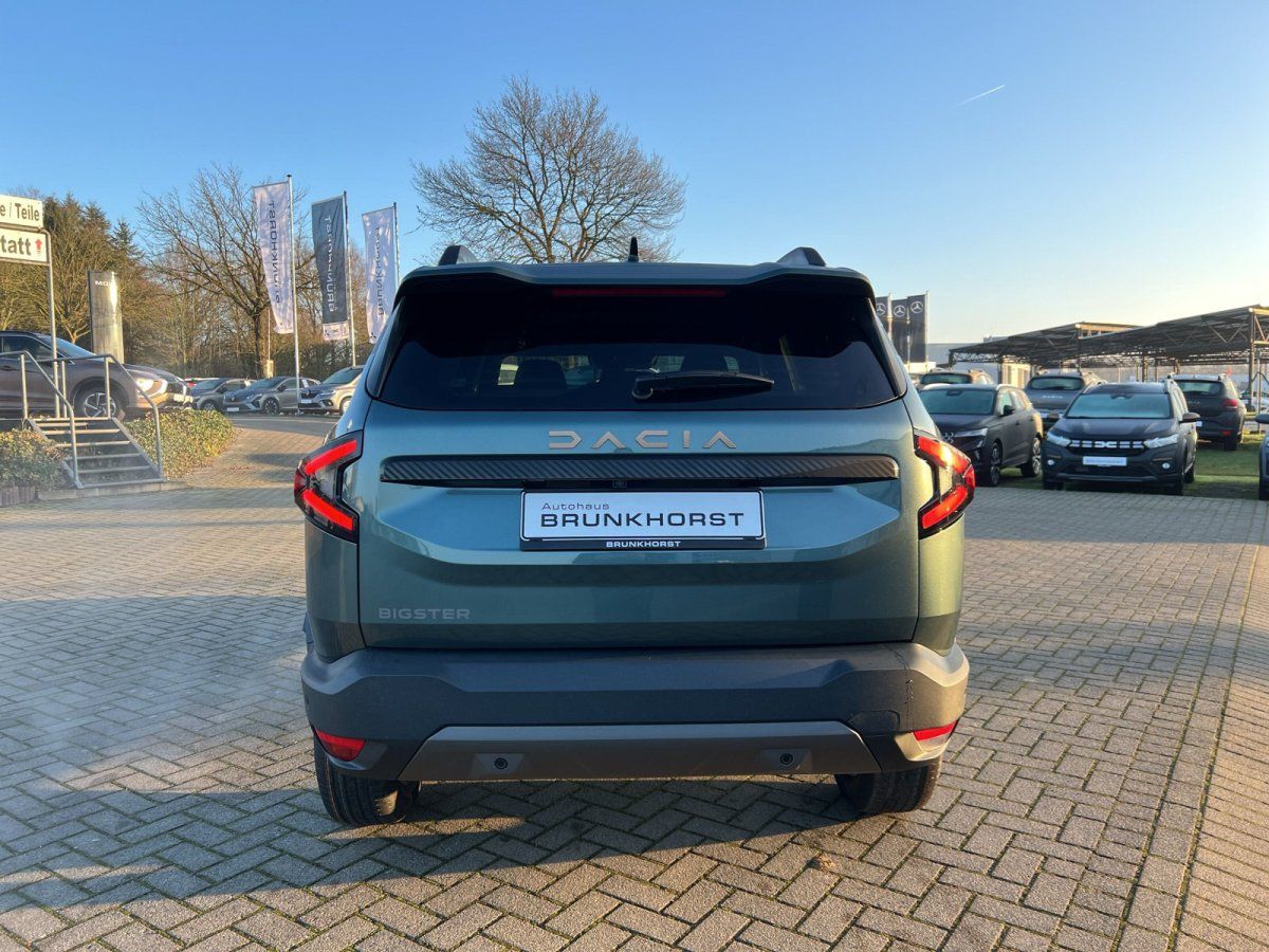 Dacia Duster in Grün Heckansicht im Autohaus Brunkhorst Showroom