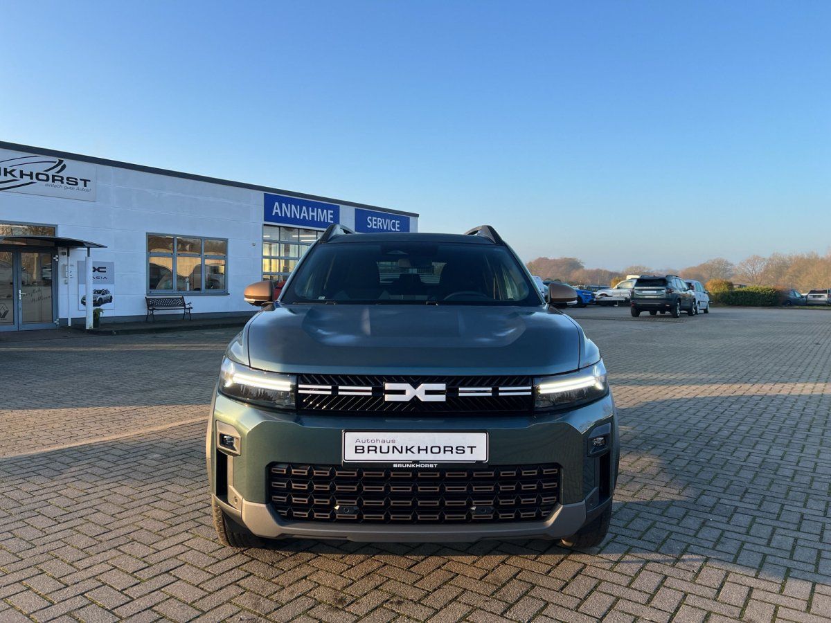 Grüner Dacia Duster Neuwagen Frontansicht im Autohaus Brunkhorst Showroom