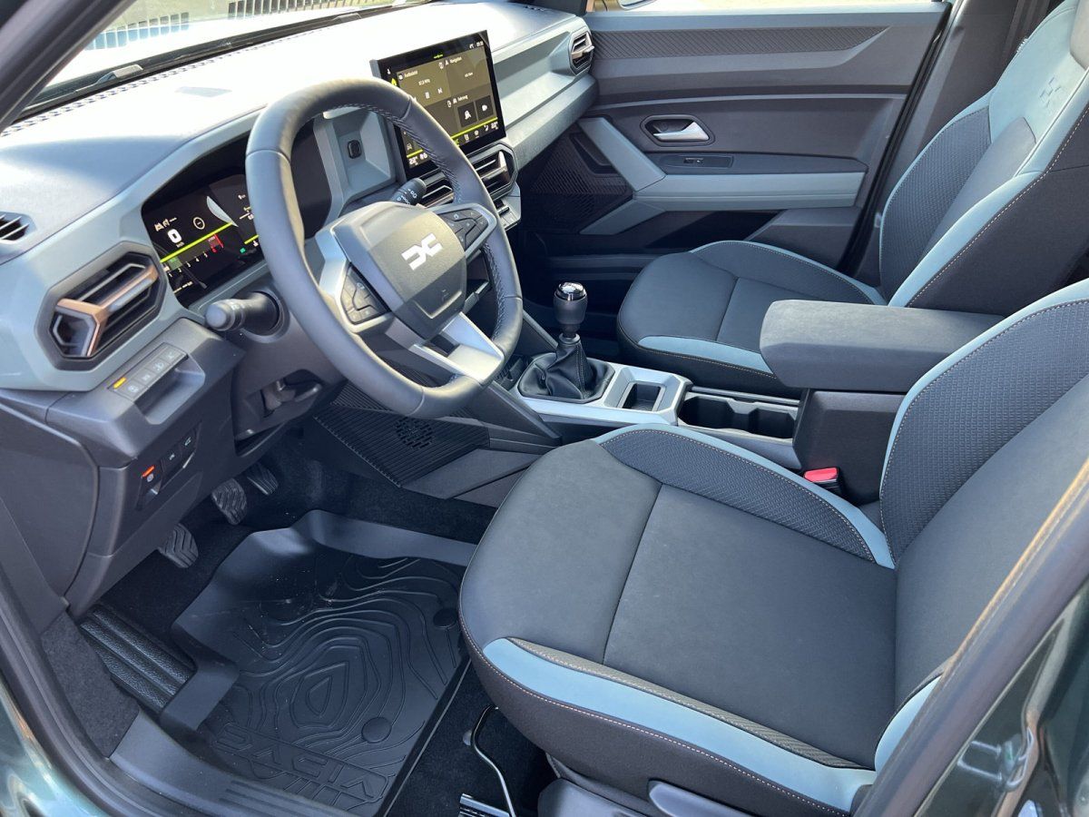 Dacia Duster Innenraum mit digitalem Cockpit, Touchscreen und Schaltgetriebe im Autohaus