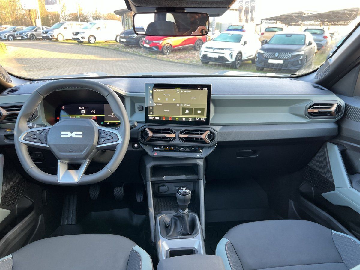 Dacia Innenraum Cockpit mit Touchscreen Infotainment und Schaltgetriebe im Autohaus