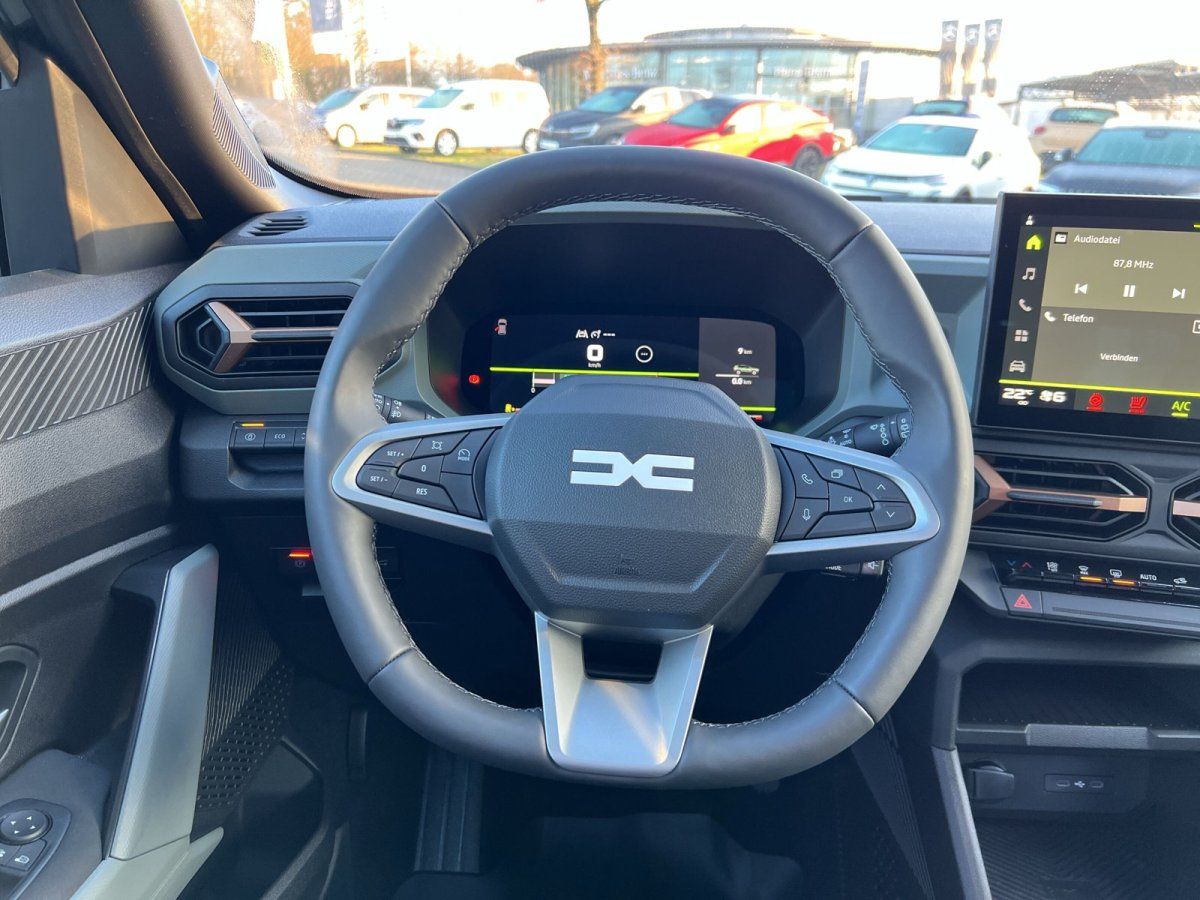 Dacia Innenraum Cockpit mit Lenkrad und digitalem Display in Fahrzeug-Showroom