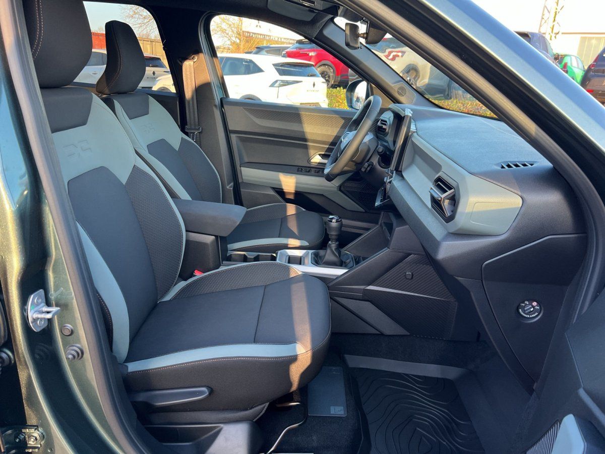 Dacia Duster Innenraum Beifahrerseite mit Stoffsitzen in Schwarz-Grau und Schaltgetriebe