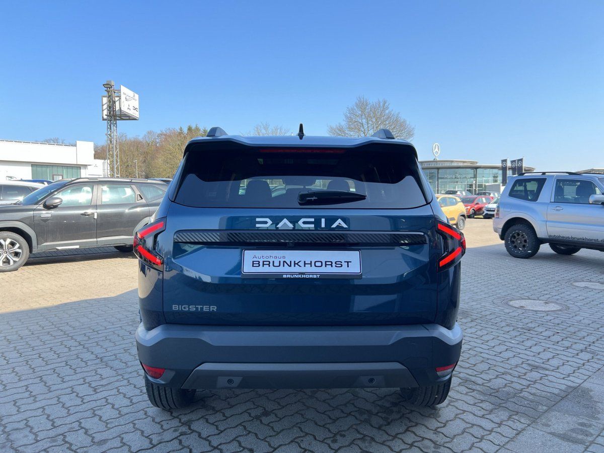 Dacia Bigster SUV Heckansicht in Dunkelblau im Autohaus Brunkhorst Showroom