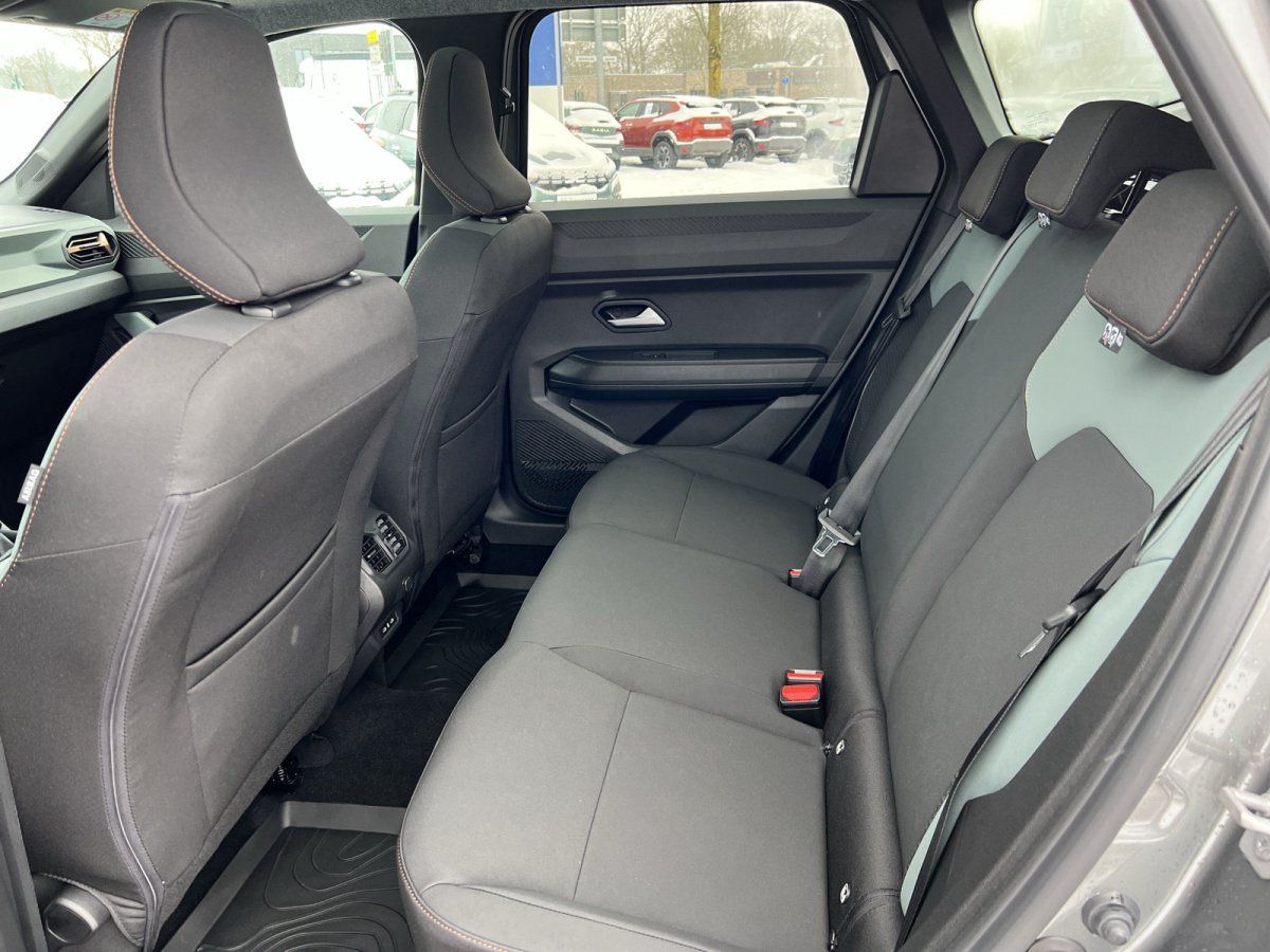 Fahrzeuginnenraum Rücksitzbank mit schwarzen Ledersitzen und Sicherheitsgurten SUV