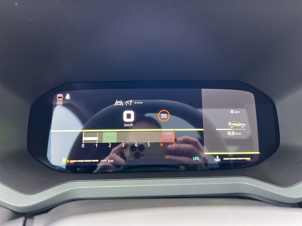 Škoda Innenraum Digitaltacho mit Blick in modernen Autohaus-Showroom