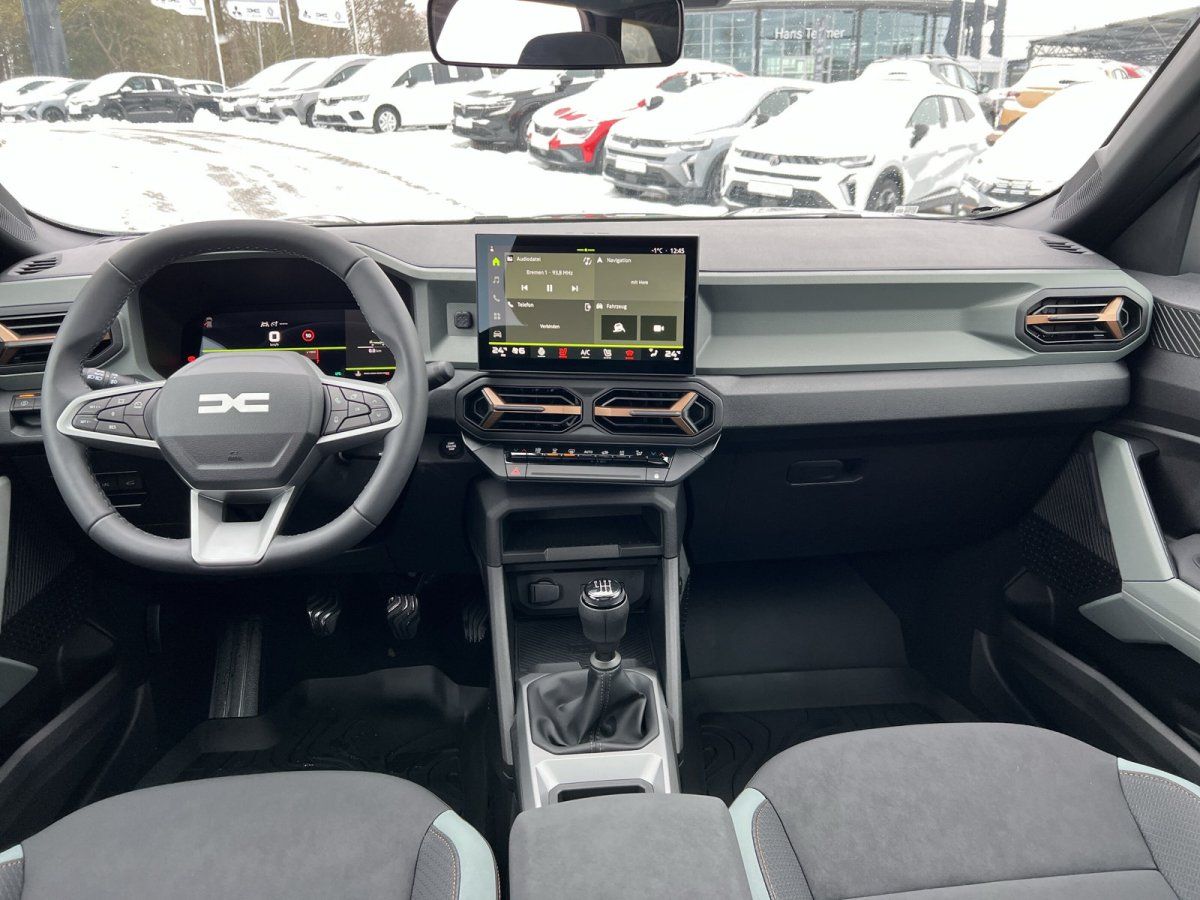 Dacia Innenraum mit Touchscreen, Lenkrad und Schaltgetriebe im Autohaus
