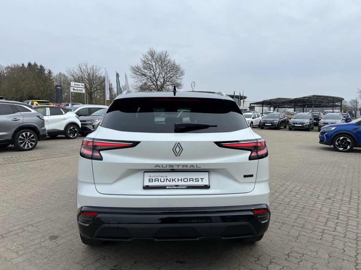 Renault Austral weißer SUV Heckansicht im Autohaus - LED-Rückleuchten und moderne Designlinie