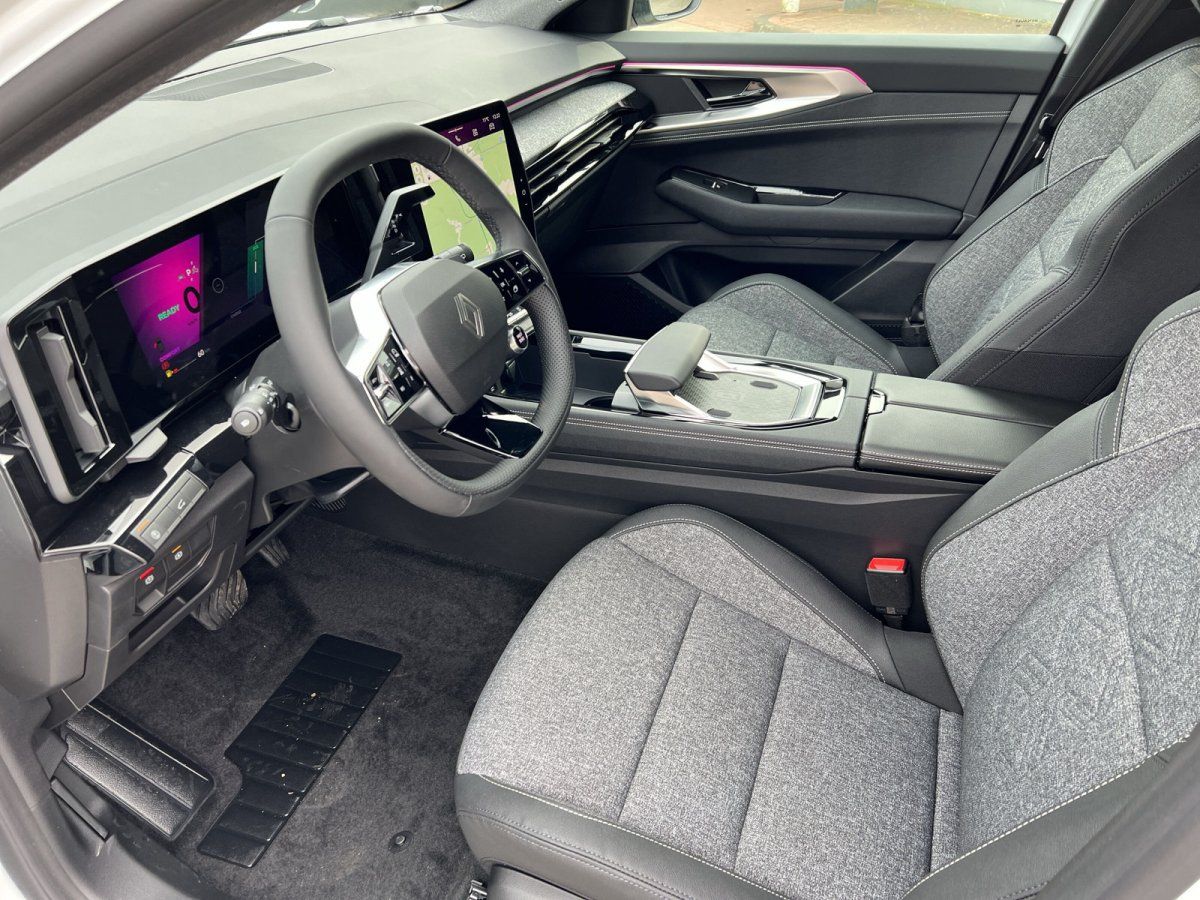 Renault Fahrzeug Innenraum - modernes Cockpit mit digitalem Display und Navigationssystem