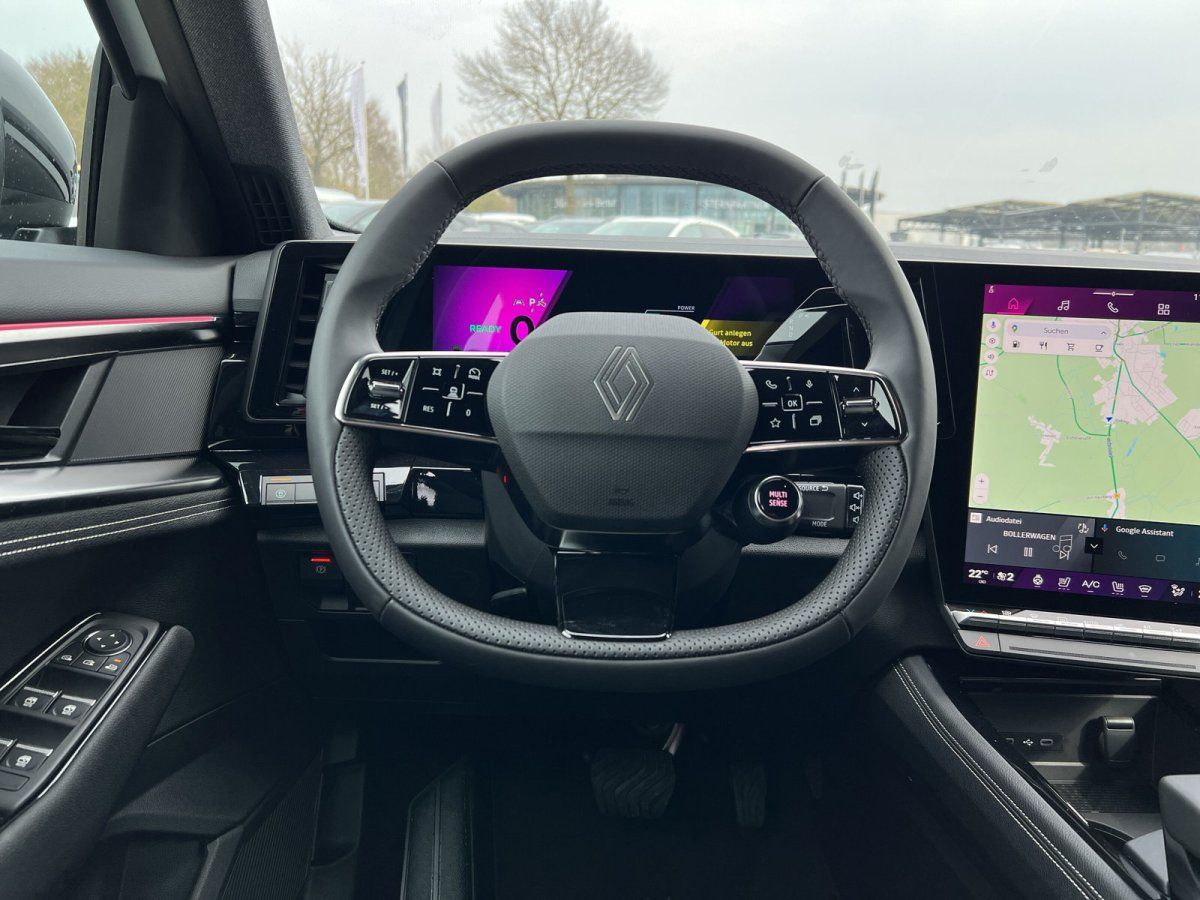 Renault Innenraum mit digitalem Cockpit und Touchscreen-Display