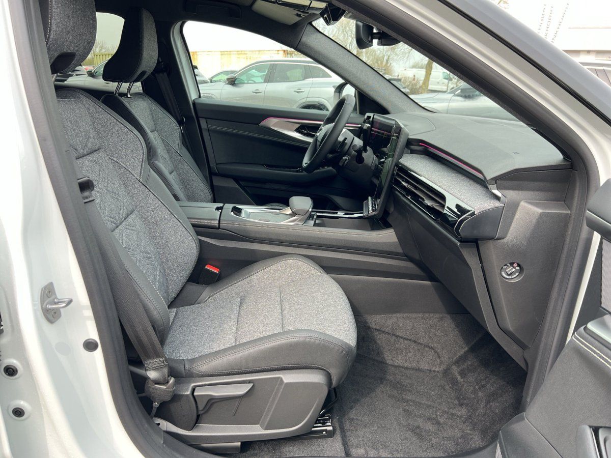 Fahrzeug-Innenraum mit grauen Sitzen und Mittelkonsole