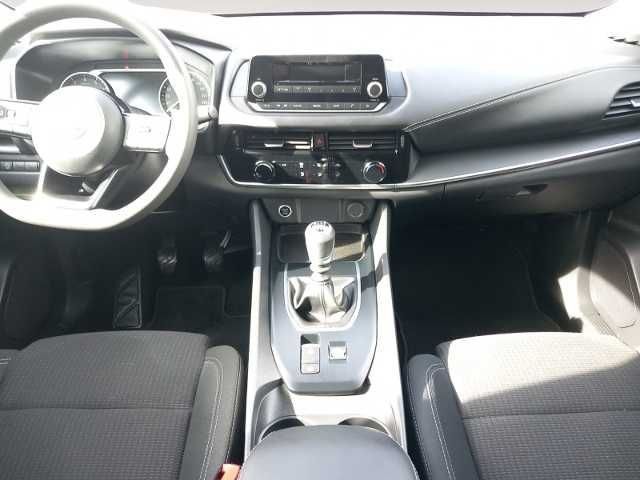 Nissan Armaturenbrett mit Infotainment-System, Schaltknauf, Klimabedienung und Innenraumdetails