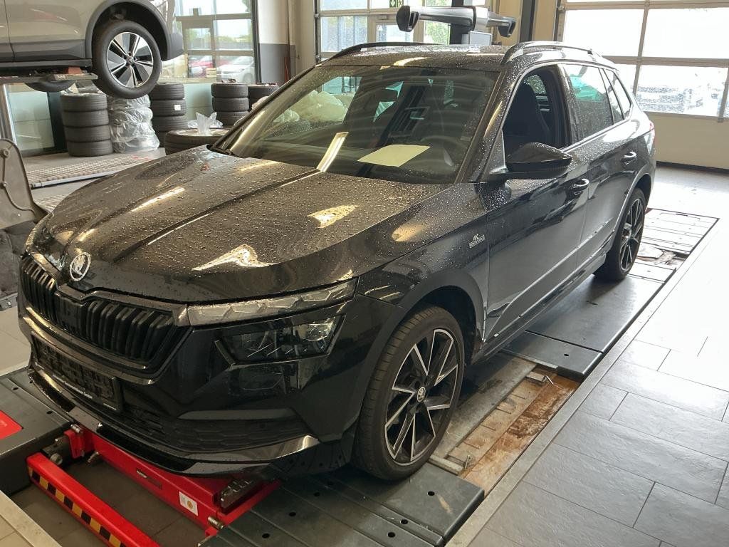 Skoda Kamiq schwarz Frontansicht in Autowerkstatt auf Pruefstand