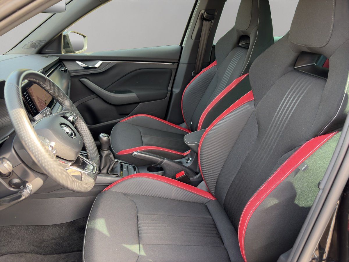 Vordersitze im Skoda mit roten Ziernähten und Sportlenkrad