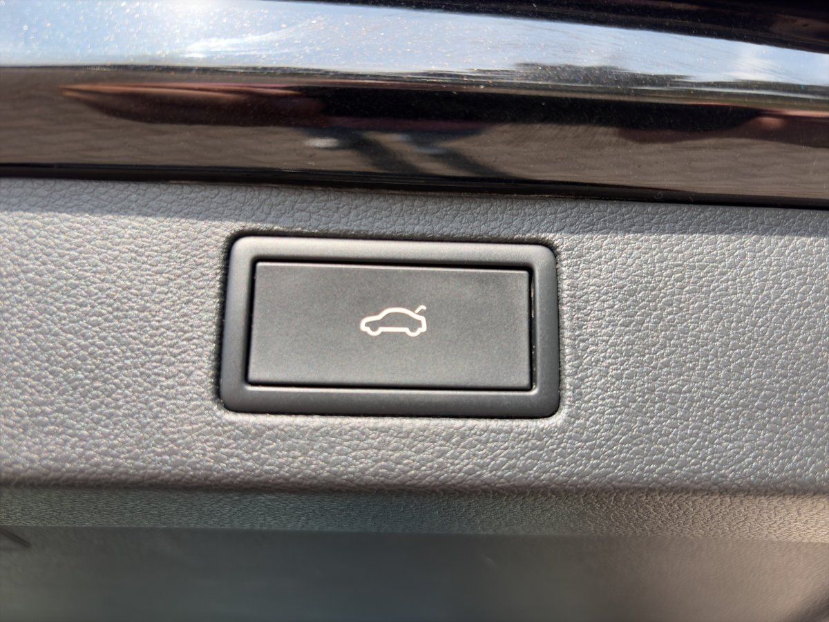 Kofferraum-Bedientaste mit Fahrzeugsymbol im Innenraum
