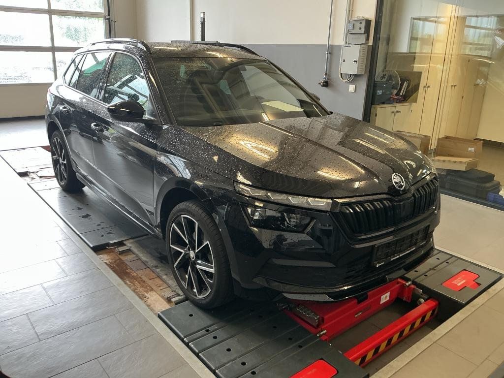 Skoda Kamiq schwarz in Werkstatt auf Hebebuehne Frontansicht