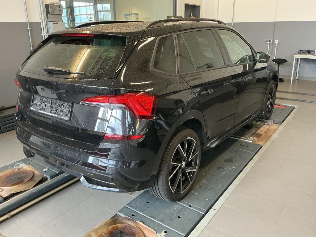Skoda Kamiq schwarz Heckansicht seitlich auf Pruefstand in Werkstatt