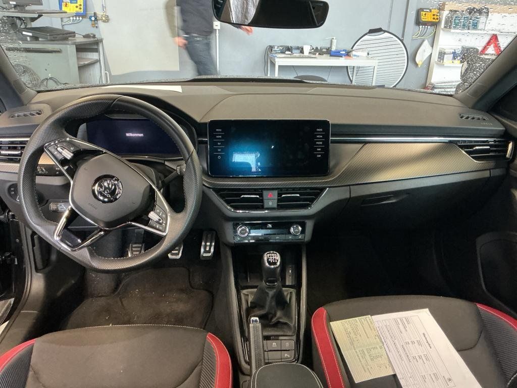 Skoda Innenraum Cockpit mit Lenkrad und Digitaldisplay Ansicht