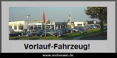 Skoda Autohaus Aussenansicht mit Vorlauf-Fahrzeug Hinweis