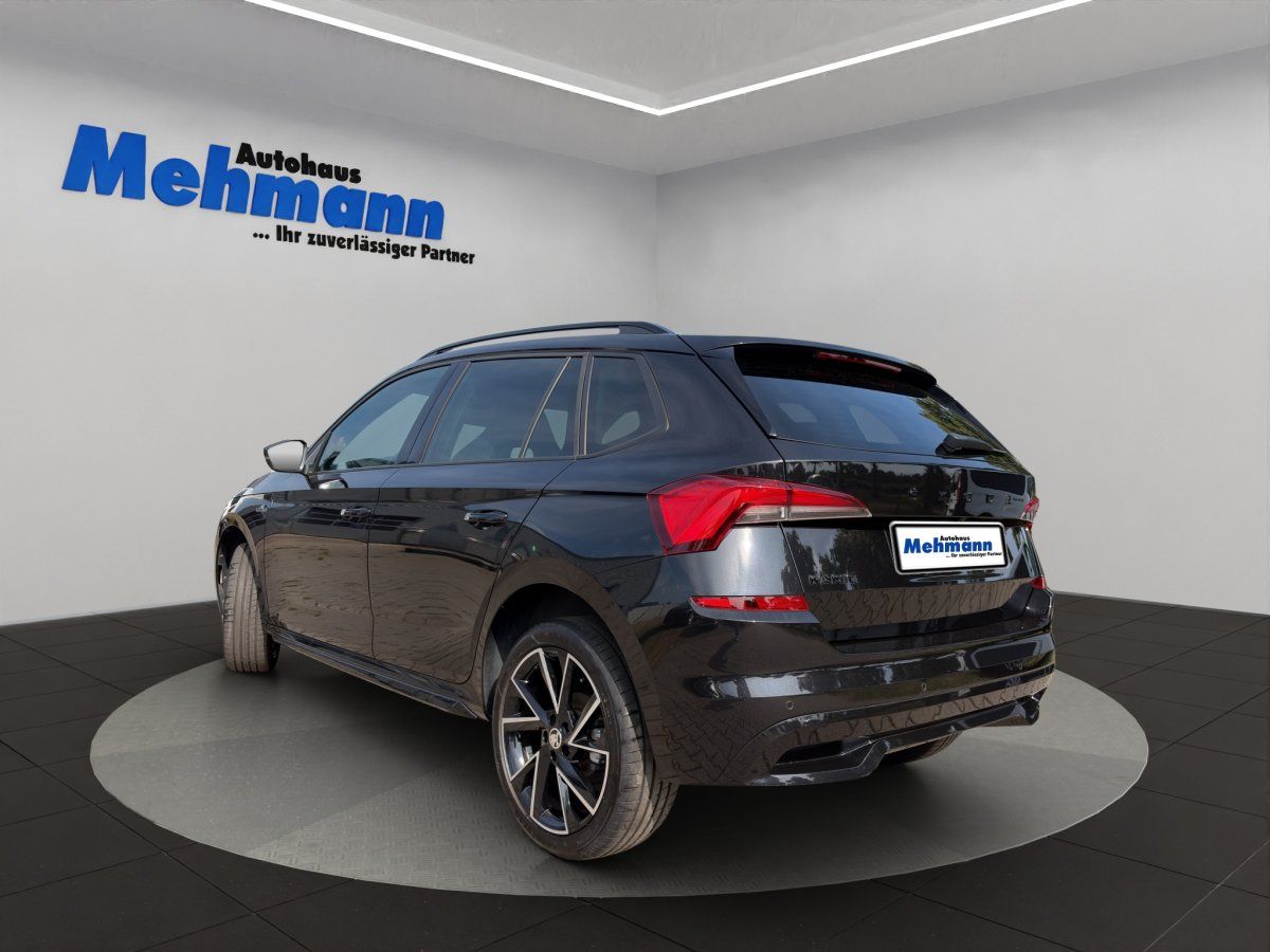 Schwarzer Skoda Kombi Heckansicht im Autohaus Mehmann Showroom