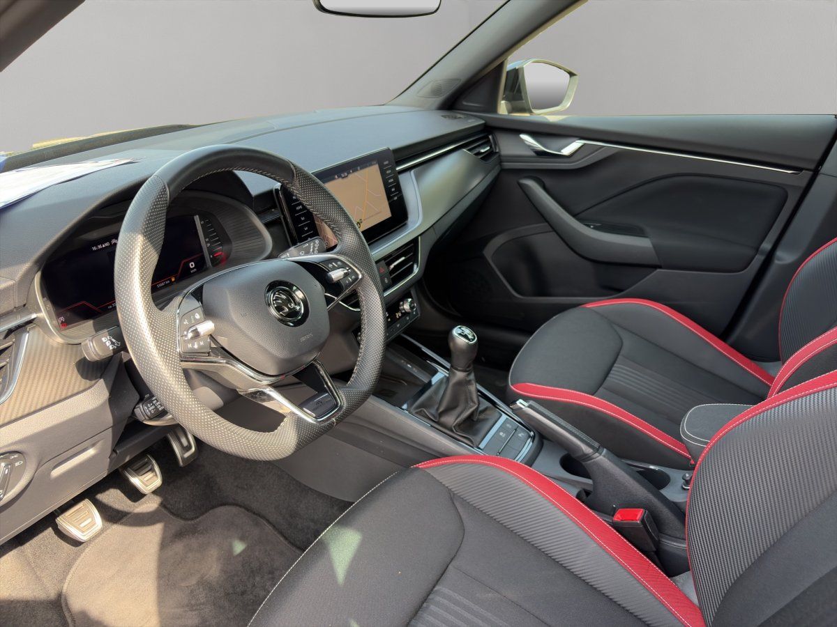 Cockpit des Skoda mit Lenkrad, Digitaltacho und Navigationssystem