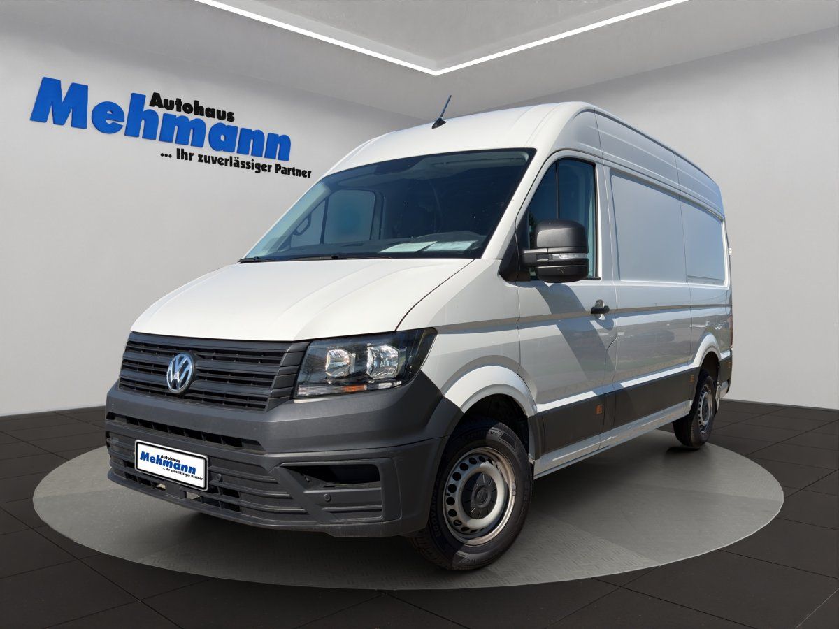 VW Crafter Kastenwagen weiß in Frontansicht im Autohaus Mehmann