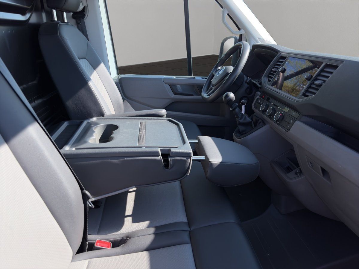 Innenraum VW Bus Cockpit mit Lenkrad und Multifunktionsdisplay