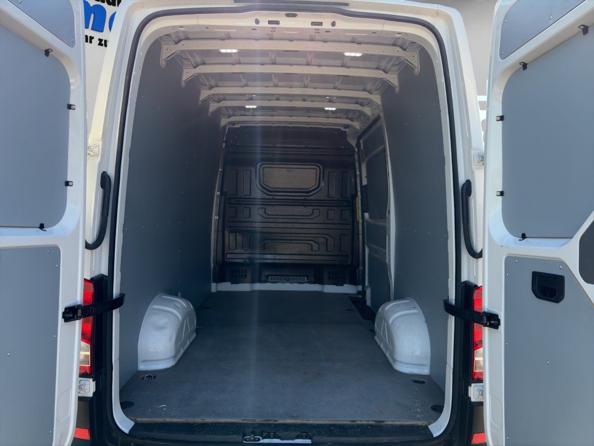 Laderaum eines weißen Transporters von hinten mit geöffneten Türen