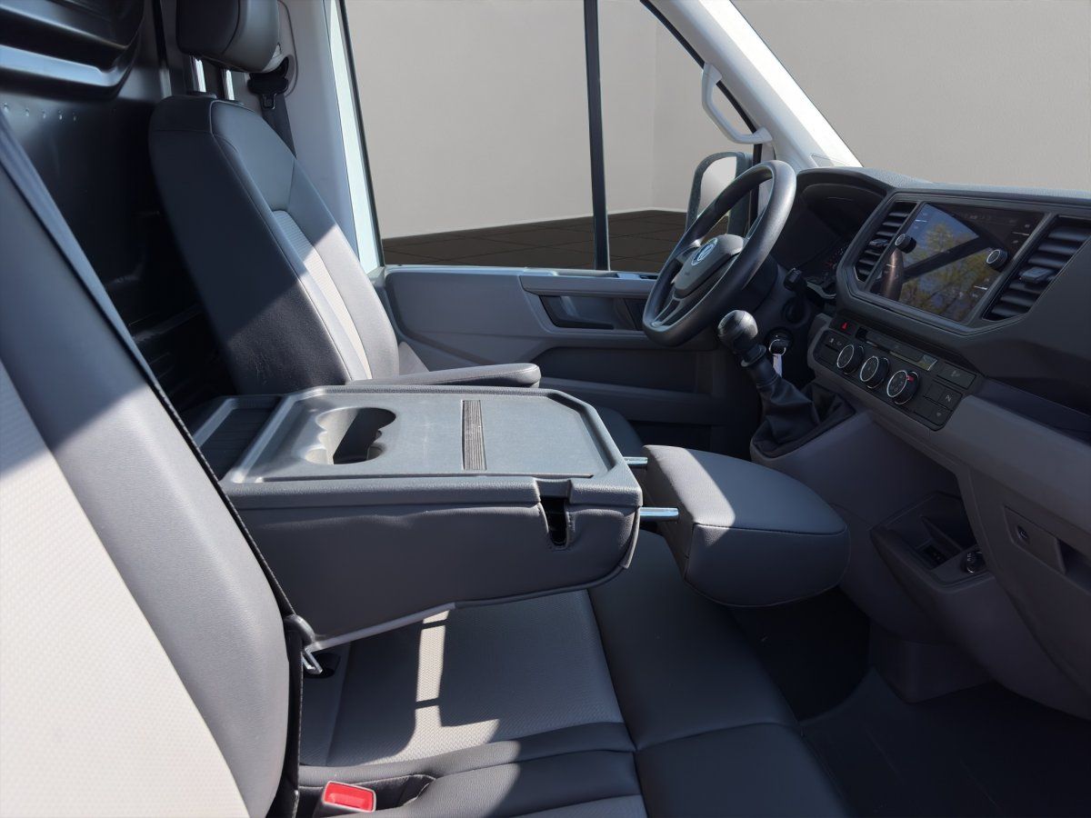 VW Crafter Innenraum Fahrersitz und Cockpit Detailansicht