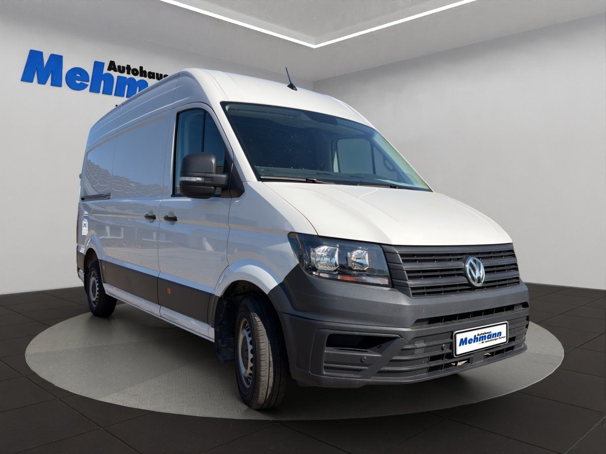 VW Crafter Kastenwagen weiß Frontansicht im Autohaus