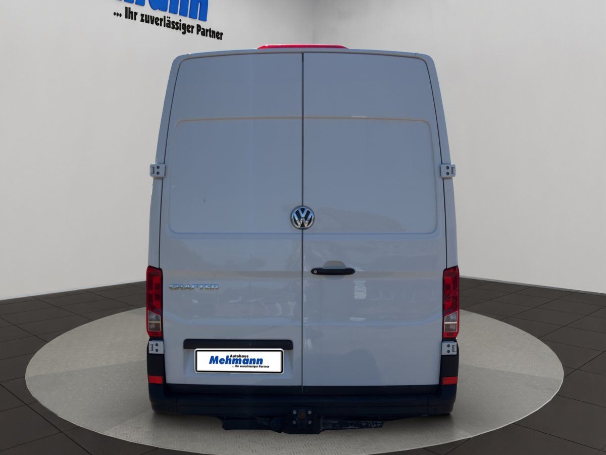 VW Crafter Kastenwagen weiß Heckansicht mit Flügeltüren