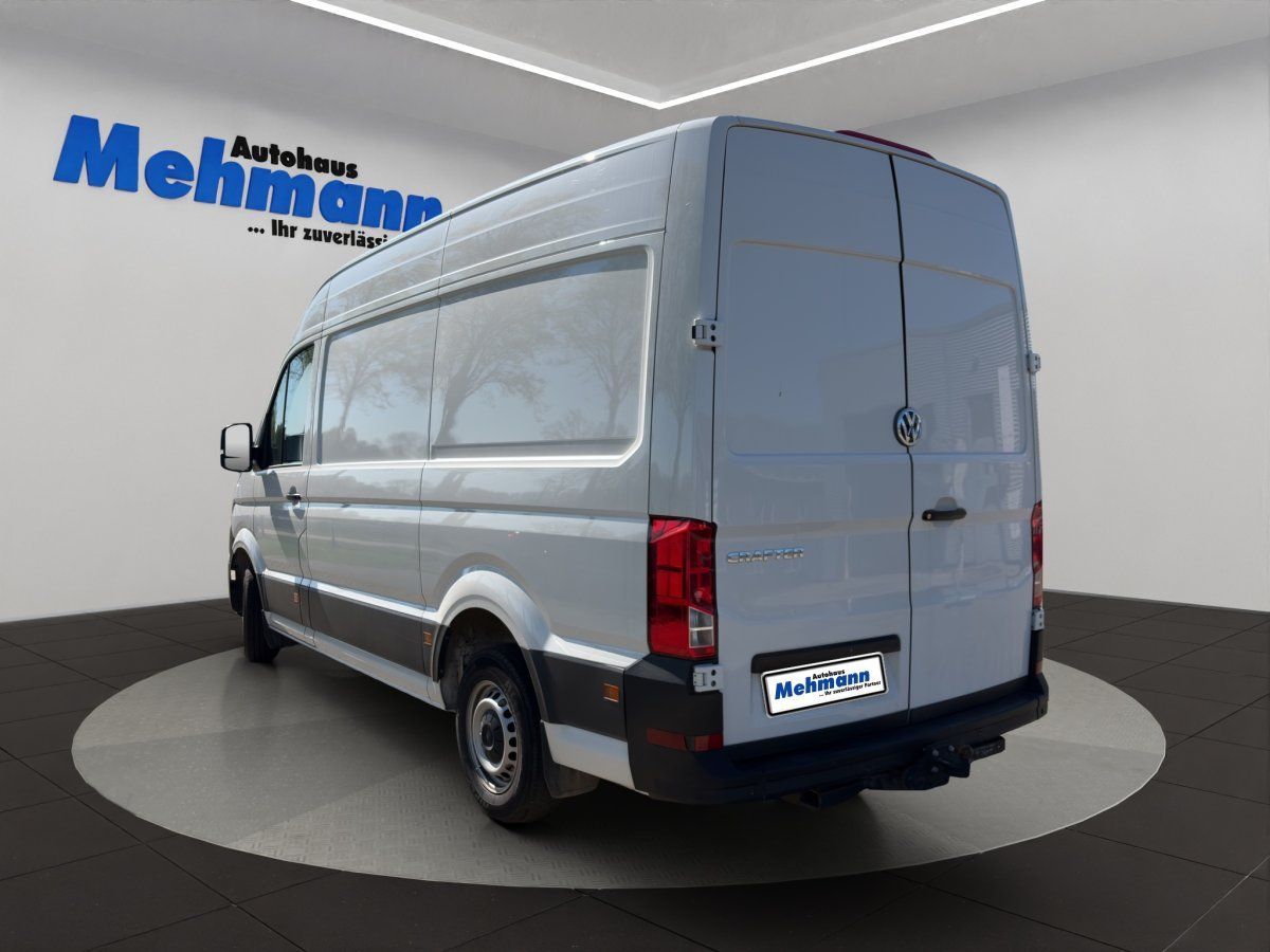 VW Crafter silber Transporter Heckansicht im Autohaus Mehmann