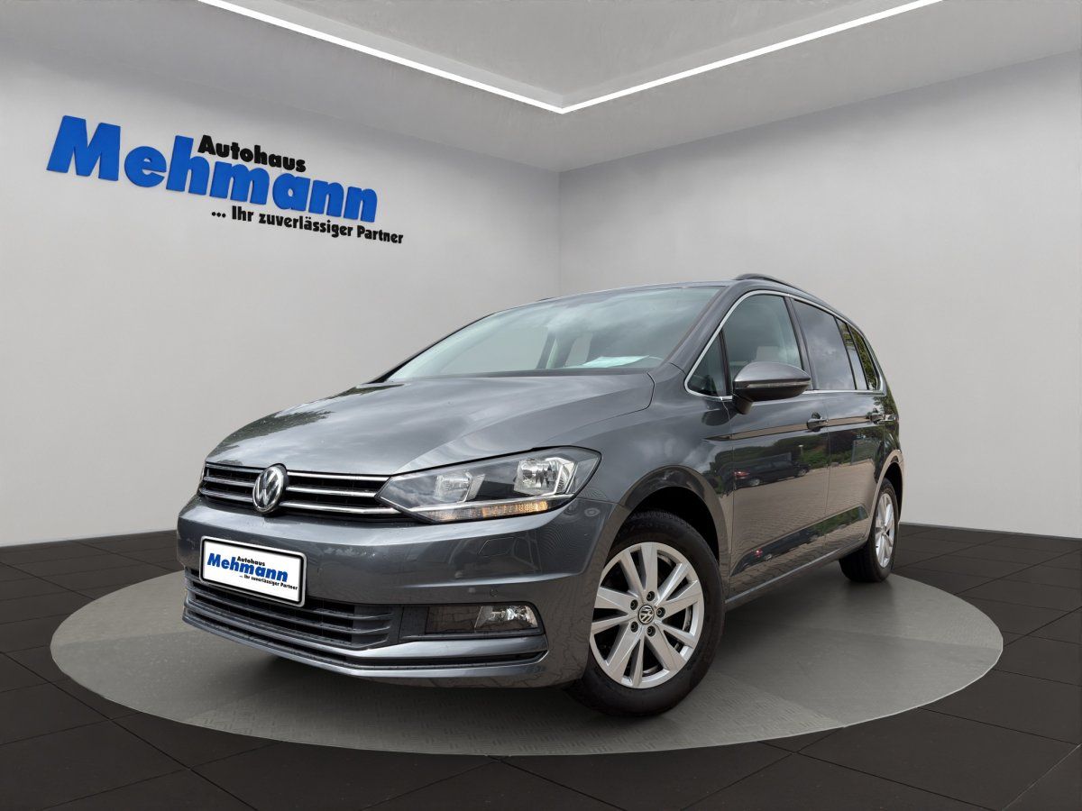 VW Touran grau metallic Frontansicht im Autohaus Mehmann