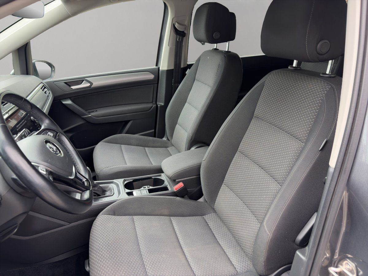 VW Touran Innenraum Vordersitze und Cockpit Detailansicht