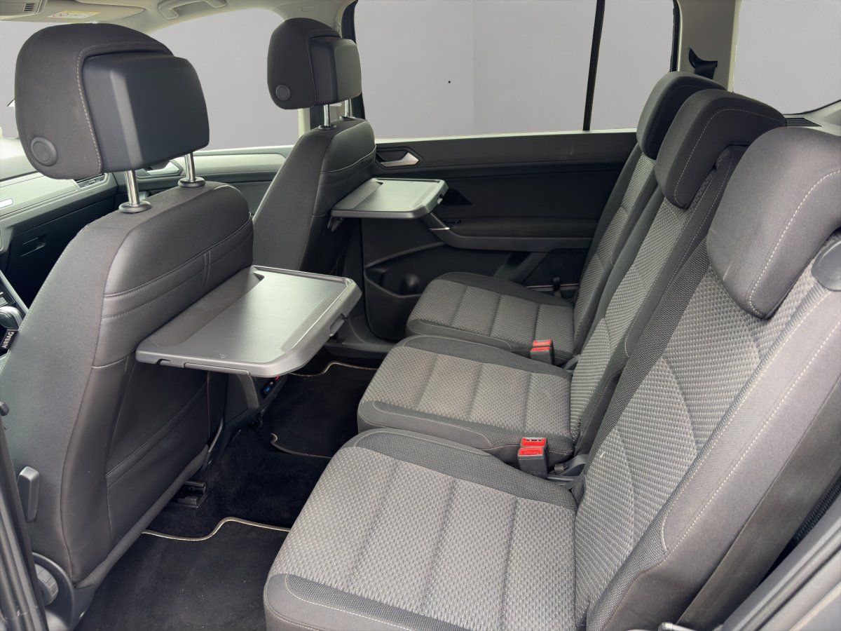 VW Touran Innenraum Rücksitze mit Klapptischen und Kopfstützen