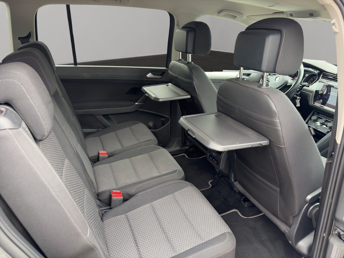 VW Touran Rücksitzbank mit ausklappbaren Tischen im Detail